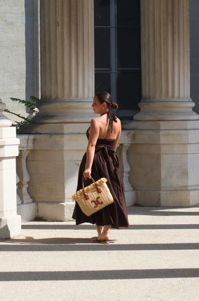 Robe Èze marron fond blanc